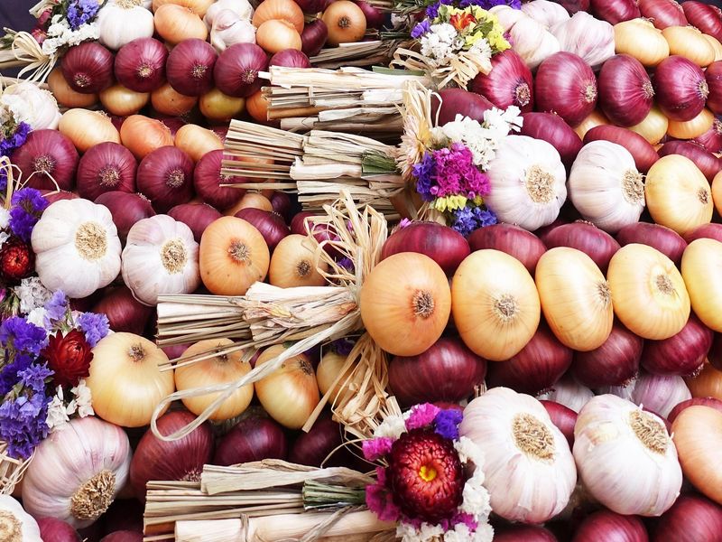 7 способов хранения лука и чеснока