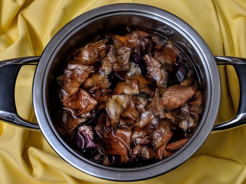 Луковая шелуха - источник ценных микроэлементов.