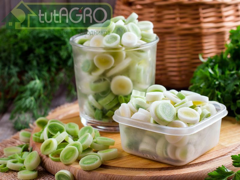 Обрежьте у лука-порея корешки и листья, закрутите каждый стебель или по несколько штук в упаковочную пленку - AGROzen
